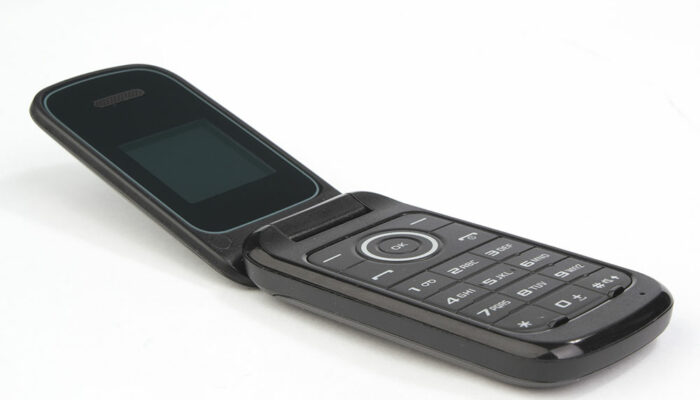 5 popular flip phones for seniors