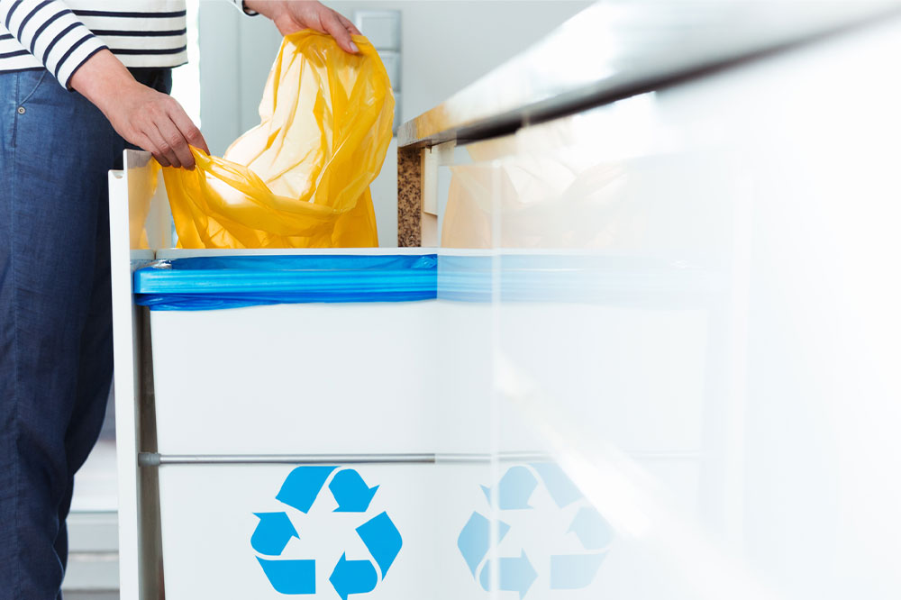 4 ingenious ways to prevent trash bags from slipping