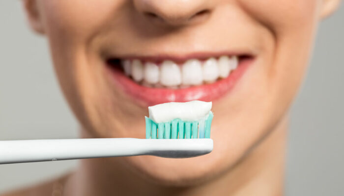 4 risks of whitening teeth at home