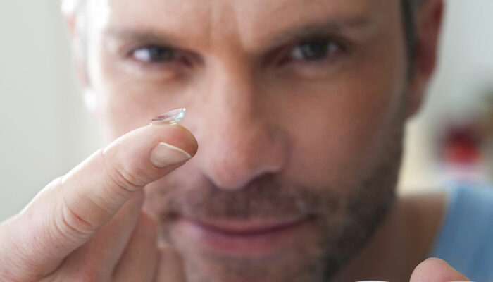 4 Ways to Maintain Eye Health While Wearing Contact Lenses